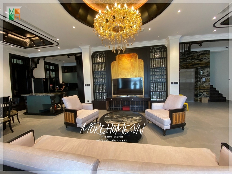 Việc thi công nội thất cho phòng khách với phong cách Indochine, màu sắc hài hòa, chất liệu tốt sẽ tạo nên sự kết hợp giữa tiện nghi và thẩm mỹ.